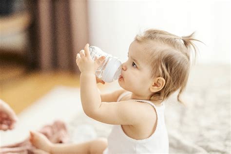 Eau pour bébé : la bonne hydratation du nourrisson.